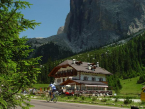 Отель Rifugio Monti Pallidi, Канацеи